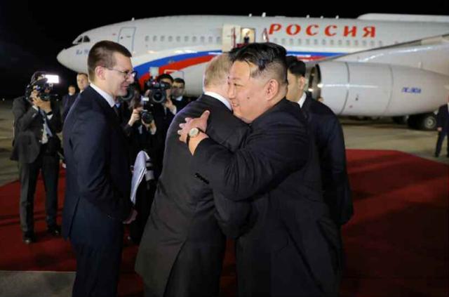 김정은(오른쪽) 북한 국무위원장이 19일 평양 순안국제공항에서 블라디미르 푸틴 러시아 대통령을 배웅하고 있다. 노동신문 뉴스1