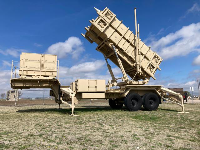 패트리엇 미사일 이동식 발사대가 지난해 3월 미국 오클라호마주 로턴 포트 실 육군 기지에 서 있다. AP 연합뉴스