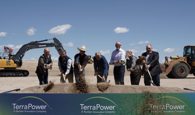 테라파워가 10일 미국 와이오밍주에서 착공식을 열고 소형모듈원전(SMR) 실증단지 공사를 시작했다. 착공식에는 테라파워 창업자인 빌 게이츠(가운데)와 크리스 르베크 테라파워 CEO(왼쪽 다섯 번째), 마크 고든 와이