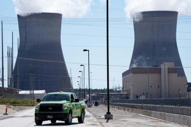 미국 조지아주 웨인스보로에 있는 보그틀 원자력발전소의 냉각탑이 수증기를 내뿜고 있다. 조지아=AP연합뉴스