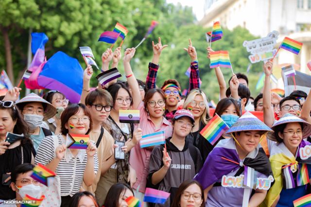 2022년 9월 베트남 하노이에서 열린 성소수자 퍼레이드에 참석한 시민들이 함께 기념사진을 찍고 있다. 당시 행사에는 약 5,000명이 참석했다. 응오이싸오 캡처