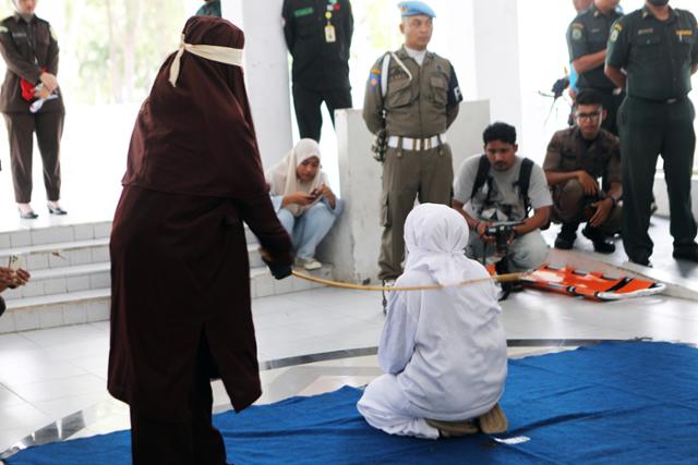 지난 3월 인도네시아 아체특별자치주에서 한 여성이 샤리아(이슬람 율법)를 위반했다는 이유로 채찍질을 당하고 있다. 아체주에서는 동성애와 혼외 성관계를 불법으로 여기고 태형에 처한다. 아체=EPA 연합뉴스