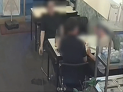 지난 7일 대구의 한 치킨집에서 남성이 고의로 맥주를 바닥에 쏟는 모습이 폐쇄회로(CC)TV에 찍혔다. '아프니까 사장이다' 카페 캡처