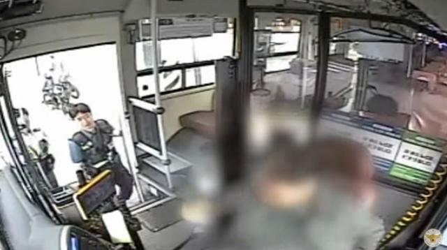 지난달 21일 오후 인천 미추홀구에서 한 시민이 경찰의 요청에 따라 도로에 남겨진 버스를 운전하고 있다. '대한민국 경찰청' 유튜브 캡처