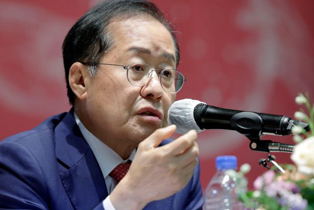 홍준표 대구시장이 5월 29일 서울 영등포구 공군호텔에서 열린 정기 세미나에서 강연을 하고 있다. 뉴시스
