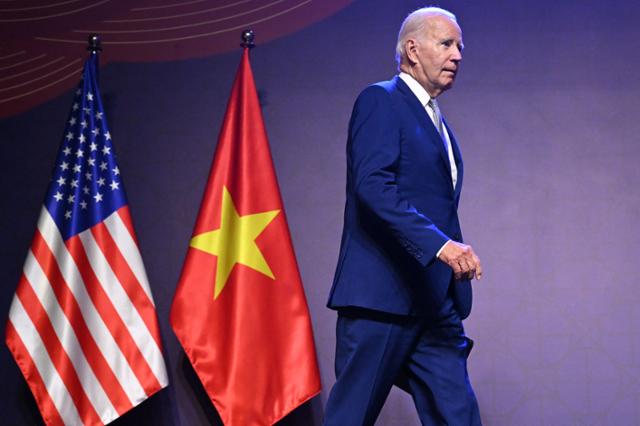 지난해 9월 베트남 하노이를 국빈방문한 조 바이든 미국 대통령이 기자회견장으로 들어서고 있다. 하노이=AFP 연합뉴스 자료사진