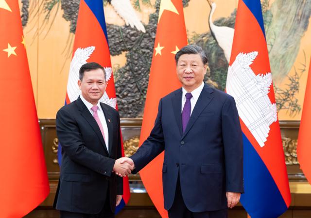 시진핑(오른쪽) 중국 국가주석이 지난해 9월 베이징 인민대회당에서 훈마네 캄보디아 총리와 악수를 나누고 있다. 캄보디아는 동남아시아 내 대표적인 친중 국가다. 베이징=신화 연합뉴스 자료사진