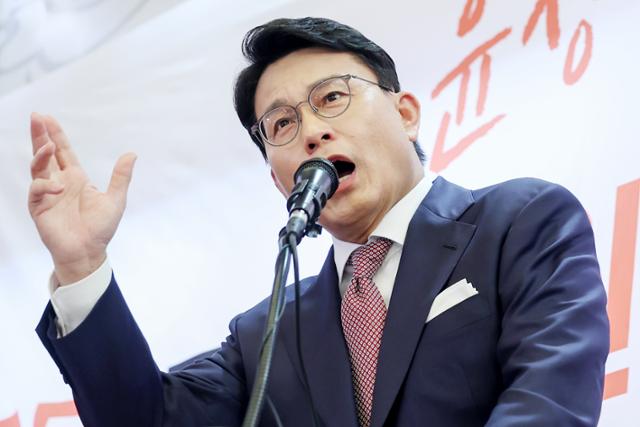 윤상현 의원이 21일 오전 인천 미추홀구 용현시장에서 전당대회 출마선언을 하고 있다. 뉴스1