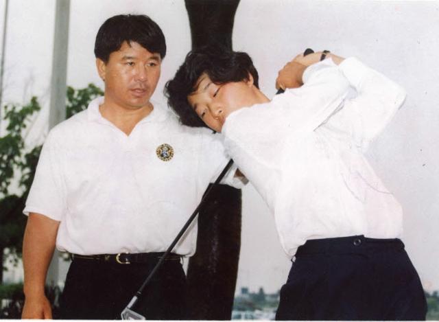 16세였던 박세리(오른쪽)와 코치 역할을 한 아버지 박준철씨. 한국일보 자료사진