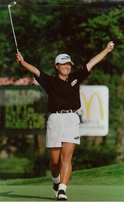 1998년 5월 미국 LPGA투어 사상 최연소, 최저타수로 맥도널드 LPGA 챔피언십 우승을 거머쥔 박세리. 한국일보 자료사진