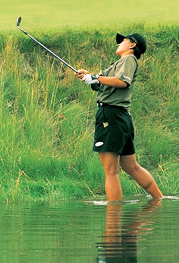 박세리가 1998년 US여자오픈 골프 마지막 날 연장전에서 물웅덩이에 빠진 볼을 쳐내기 위해 맨발 투혼을 발휘하고 있다. 한국일보 자료사진