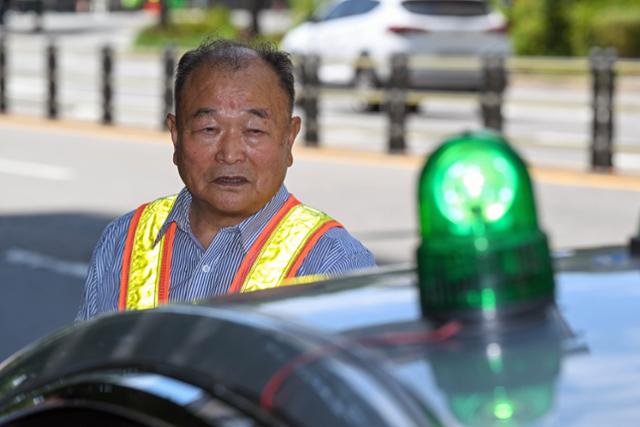 16일 택시기사 손복환씨가 서울 용산구 일대에 자신의 택시를 정차한 뒤 경광등을 켜고 있다. 박시몬 기자