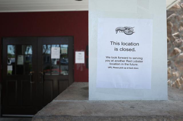 지난 5월 14일 미국 캘리포니아주 프리몬트의 한 레드 랍스터 레스토랑 앞에 폐업을 알리는 안내문이 있다. 프리몬트=AP 연합뉴스