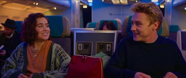 해들리(왼쪽)와 올리버는 비행기에서 나란히 앉는 행운을 누린다. 하늘이 맺어준 인연이란 이런 것일까. 넷플릭스 제공