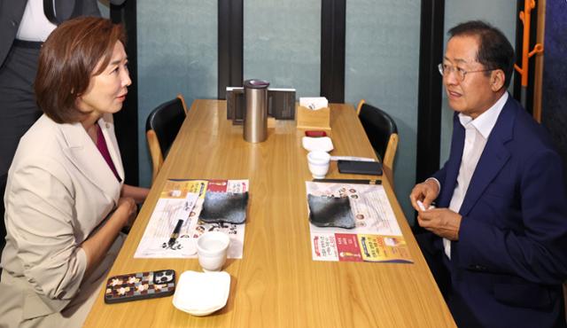 나경원(왼쪽) 국민의힘 의원이 21일 오후 대구 동구의 한 음식점에서 홍준표 대구시장을 만나 대화하고 있다. 뉴시스