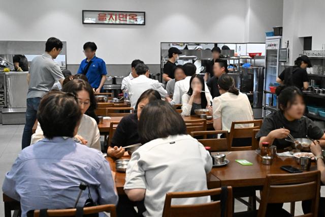 19일 서울 종로구 낙원동 을지면옥을 방문한 손님들이 냉면을 먹고 있다. 정다빈 기자