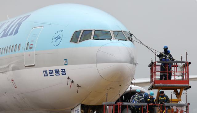인천국제공항 대한항공 항공기 정비고에서 4월 25일 관계자들이 대한항공 여객기(777-300ER) 동체를 세척하고 있다. 연합뉴스