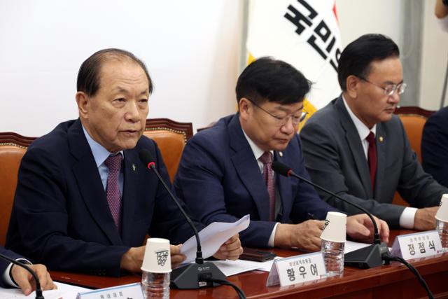 Hwang Woo-yea (left), the interim chairman of the People Power Party, is speaking at an emergency response committee meeting held at the National Assembly on the 24th. Yonhap News