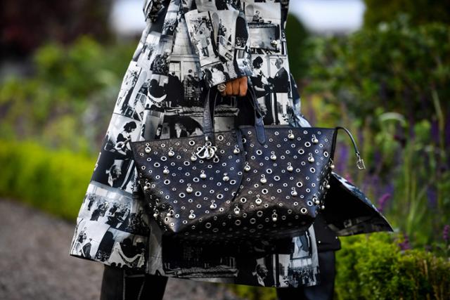 3일 영국 스코틀랜드 크리프 드러먼드 성에서 열린 디올 패션쇼에서 한 모델이 신상품을 선보이고 있다. 크리프=AFP 연합뉴스
