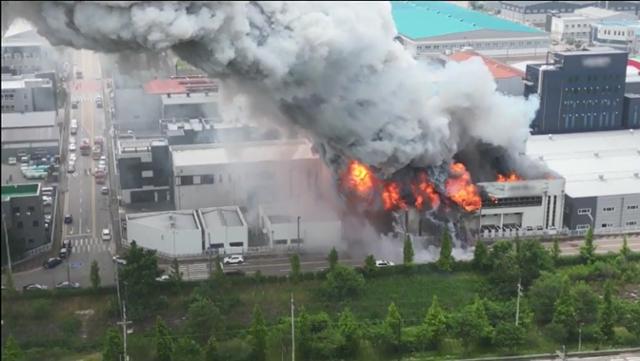24일 오전 경기 화성시 서신면의 일차전지 제조 업체 공장에서 불이 나 연기와 불길이 치솟고 있다. 독자 제공·연합뉴스