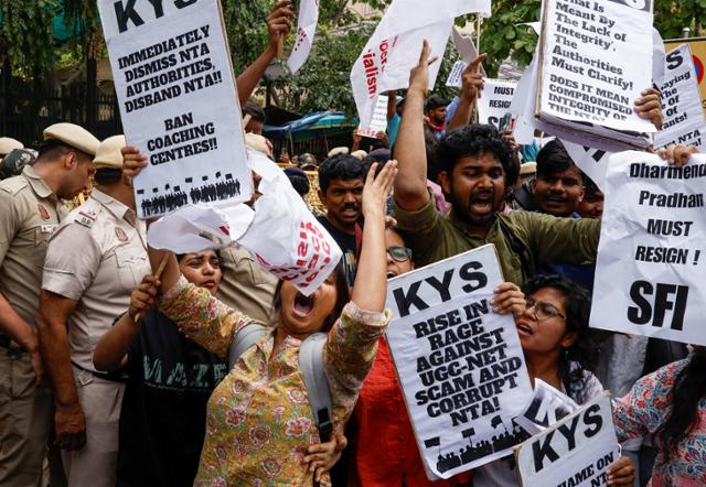 인도 학생연맹 소속 학생들이 20일 뉴델리 교육부 청사 앞에서 의대 입시 부정을 규탄하는 시위를 벌이고 있다. 뉴델리= 로이터 연합뉴스