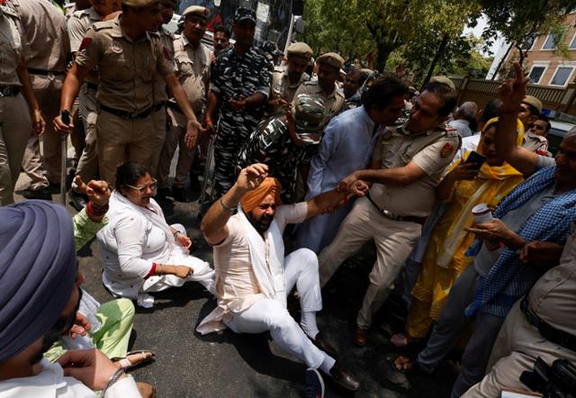 인도 경찰이 21일 뉴델리에서 의대 입시 부정을 비판하며 재시험을 요구하는 시위대를 체포하고 있다. 뉴델리=로이터 연합뉴스