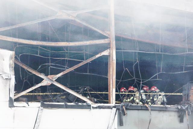 4일 경기 화성시에 위치한 일차전지 제조 공장 아리셀에서 발생한 화재 현장에서 소방대원들이 실종자 수색에 나서고 있다. 뉴스1