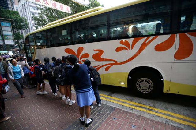 홍콩의 한 거리에서 교복을 입은 어린이들이 스쿨버스에 오르고 있다. 기사 내용과 무관. 홍콩=AP 연합뉴스