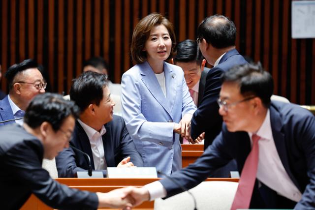 나경원 국민의힘 의원이 24일 서울 여의도 국회에서 열린 의원총회에서 동료 의원들과 인사하고 있다. 뉴스1