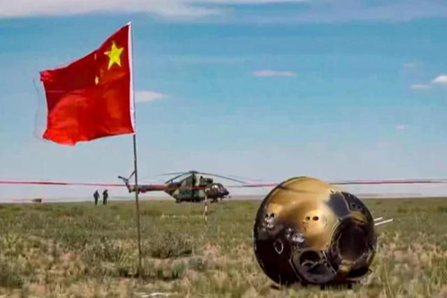 인류 최초로 달 뒷면 토양 샘플 채취에 성공한 중국의 무인 달 탐사선 창어 6호가 25일 북부 네이멍구의 쓰쯔왕기 착륙장에 착륙했다. 중국중앙(CC)TV 화면 캡처