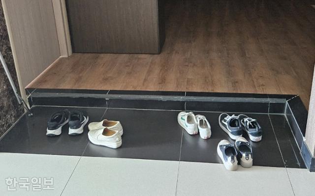 경기 화성시 서신면 리튬전지 공장 화재 희생자 중 가장 먼저 신원이 파악된 김모씨의 유족들이 벗어놓은 신발이 빈 빈소 앞에 놓여 있다. 이유진 기자