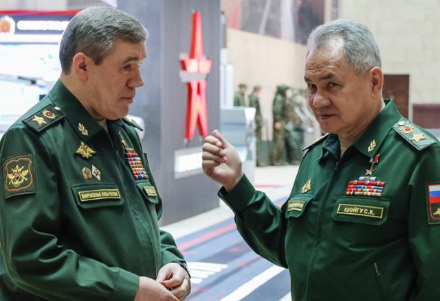 세르게이 쇼이구 러시아 국방장관(오른쪽·당시)이 지난해 12월 모스크바에서 군 수뇌부 회담을 앞두고 발레리 게라시모프 러시아군 참모총장과 이야기하고 있다. 모스크바=AP 뉴시스