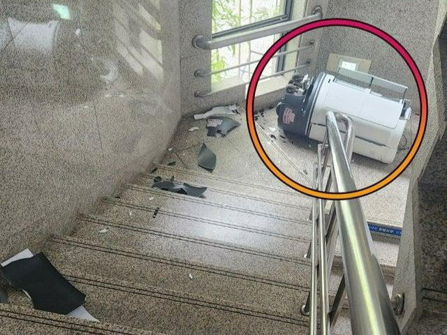 지난 20일 경북 구미시의 1호 '로봇 주무관'이 계단에서 떨어져 파손됐다. 온라인 커뮤니티 캡처