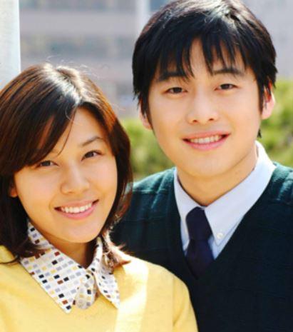 드라마 '로망스'(2002)에서 김하늘(왼쪽)과 김래원은 학교 선생과 학생으로 사제 로맨스를 그렸다. MBC 제공