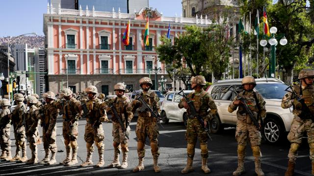 26일 볼리비아 수도 라파스의 대통령궁 앞 무리요 광장에 군인들이 서 있다. 라파스=AFP 연합뉴스