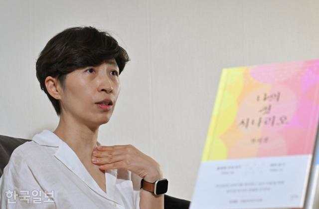 그는 한국예술종합학교 영상원에 다닐 때 졸업작품으로 쓴 시나리오 두 편을 처음으로 공개했다. 27일 발간된 ‘나의 첫 시나리오’(돌고래)에서다. 그의 앞에 책이 놓여있다. 정다빈 기자