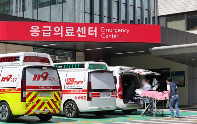 지난달 3일 오전 서울 시내 한 대형병원 응급의료센터를 찾은 구급차로 환자가 이송되고 있다. 연합뉴스