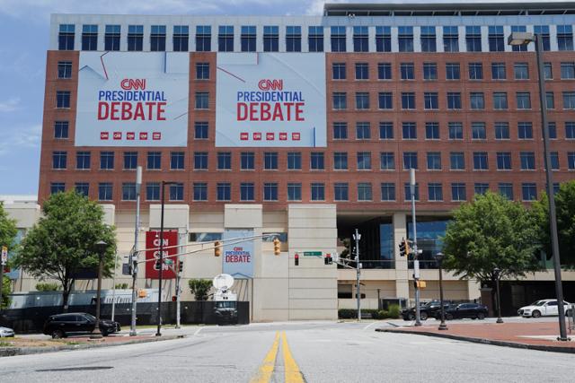 미국 대선 후보 첫 TV 토론 홍보물이 24일 조지아주 애틀랜타 CNN 방송국 건물에 붙어 있다. CNN방송이 주관하는 이번 토론은 애틀랜타 현지시간 27일 오후 9시(한국시간 28일 오전 10시) 시작된다. 애틀랜