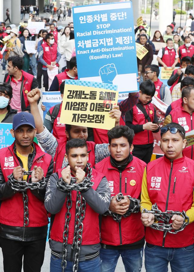 2023년 4월 30일 서울 용산역 광장에서 열린 이주노동자 메이데이. 외국인 노동자들이 손목에 쇠사슬을 감는 퍼포먼스를 하고 있다. 뉴스1