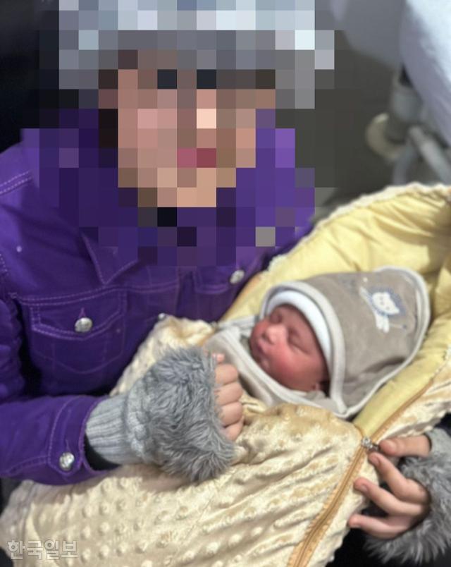 서울 한 사립대에서 박사과정을 밟고 있는 유학생 리타(가명)가 올해 1월 태어난 딸을 데리고 병원에서 대기하고 있다. 본인 제공