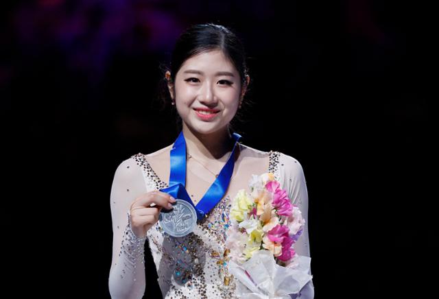 피겨스케이팅 국가대표 이해인이 지난해 3월 24일 일본 사이타마 슈퍼 아레나에서 열린 2023 국제빙상경기연맹(ISU) 피겨스케이팅 세계선수권대회 여자 싱글에서 은메달을 목에 걸고 있다. 한국 선수가 세계선수권대회에