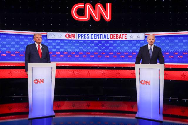 조 바이든(오른쪽) 미국 대통령과 도널드 트럼프 전 대통령이 27일 조지아주 애틀랜타 CNN 스튜디오에서 열린 첫 2024년 대선 후보 토론회에 참석해 있다. 애틀랜타=EPA 연합뉴스