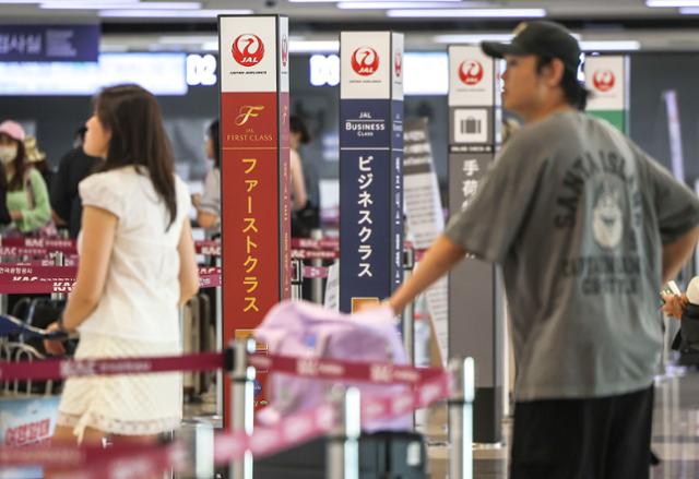 21일 서울 강서구 김포국제공항 국제선 일본행 출국카운터에서 여행객들이 수속을 위해 줄 서 있다. 뉴시스