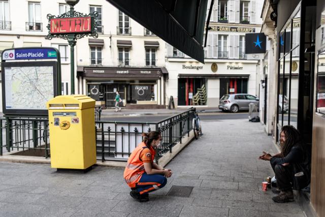 2020년 4월 프랑스 파리에서 자원봉사자(왼쪽)가 노숙자와 대화하고 있다. 유럽 노숙자 관련 비영리기구 페안차에 따르면 유럽연합(EU)의 각 회원국에서 노숙자가 증가하고 있는 반면, 핀란드는 감소하고 있다. 파리=