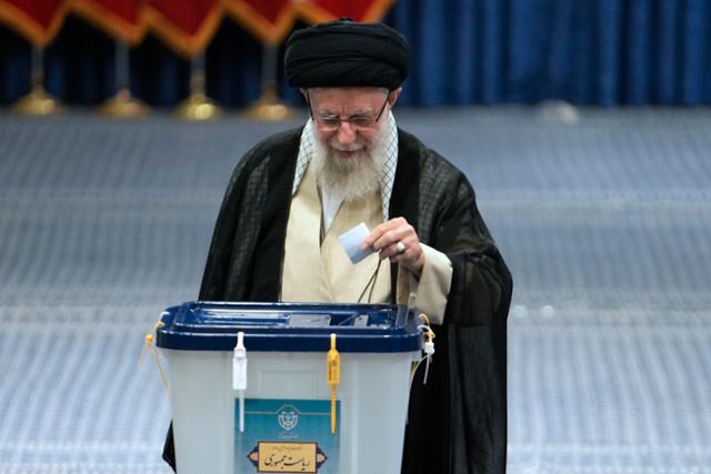 아야톨라 알리 하메네이 이란 최고지도자가 지난 28일 테헤란의 한 투표소에서 대통령 보궐 선거 투표를 하고 있다. 테헤란=AP 뉴시스