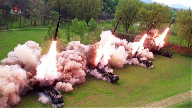 북한은 4월22일 김정은 국무위원장의 지도로 600mm 초대형 방사포병 부대들을 국가 핵무기 종합관리체계인 핵방아쇠 체계 안에서 운용하는 훈련을 처음으로 진행했다고 조선중앙TV가 23일 보도했다. 조선중앙TV 캡쳐