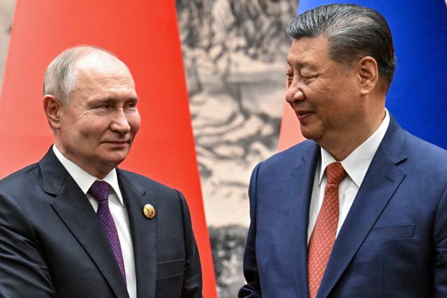 시진핑(오른쪽) 중국 국가주석과 블라디미르 푸틴 러시아 대통령이 지난달 16일 베이징에서 만나 눈빛을 교환하고 있다. 베이징=AP 연합뉴스