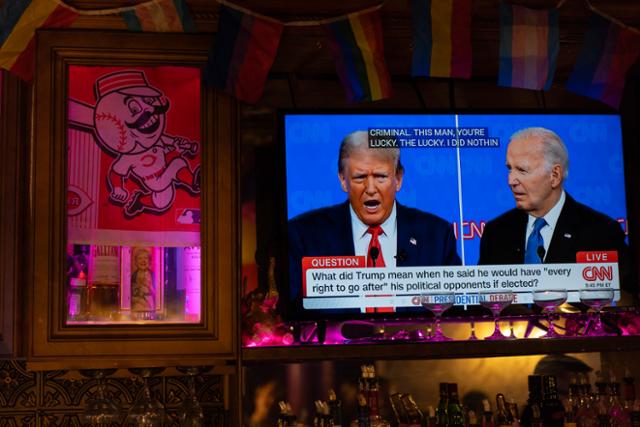 미국 오하이오주 신시내티의 한 술집에서 27일 TV를 통해 미국 대선 후보 토론 방송이 흘러나오고 있다. 신시내티=AP 연합뉴스