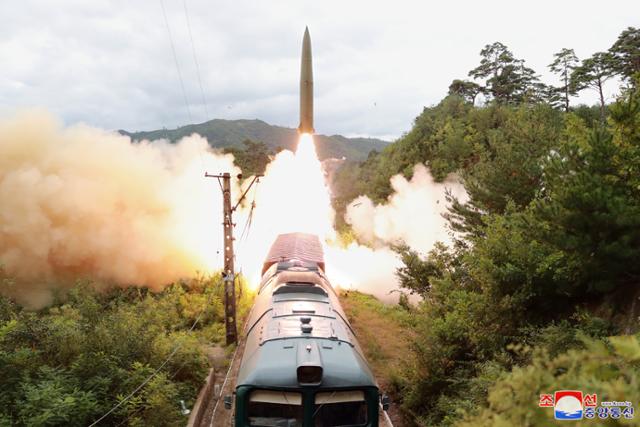 2020년 9월 북한판 이스칸데르 개량형으로 추정되는 단거리탄도미사일(SRBM) KN-23이 화염을 내뿜으며 열차에서 발사되고 있다. 평양=조선중앙통신 연합뉴스