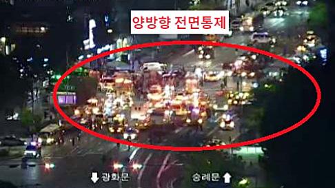 1일 오후 9시 30분쯤 서울 시청역 교차로에서 차량이 인도로 돌진해 대형 사고가 발생, 현장 일대가 전면 통제되고 있다. 서울교통정보포털 캡처=뉴스1